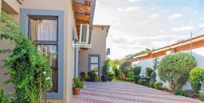 Property grounds - Luxlusive Guest House (Gaborone)