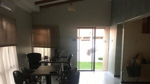 Un comedor amplio con techo alto y mobiliario moderno.
