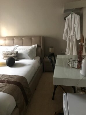 Decoración personalizada, muebles diferentes y escritorio