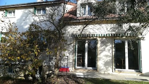 A two-story building with large windows and a small porch area. - Room In A House Full Of Life (Saint-Rémy-lès-Chevreuse)