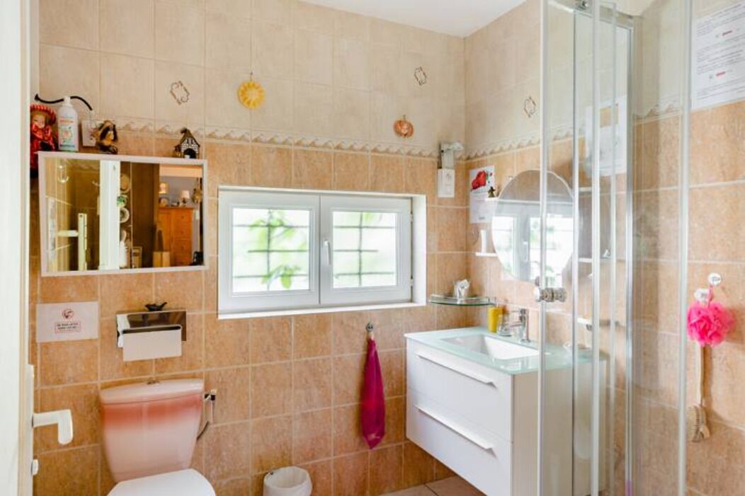 Dutxa, assecador de cabells, tovalloles i sabó 