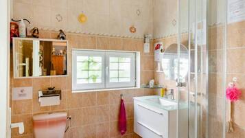 Dusche, Haartrockner, Handtücher, Seife