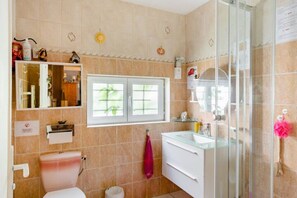 Een douche, een haardroger, handdoeken, zeep