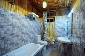 Superior Double or Twin Room | Bathroom | Combined shower/tub, free toiletries, towels, soap - Triumph Houseboats (Srinagar)