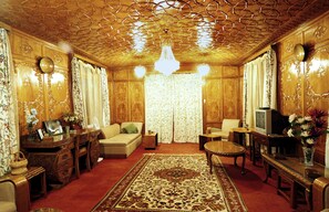 Lobby sitting area - Triumph Houseboats (Srinagar)