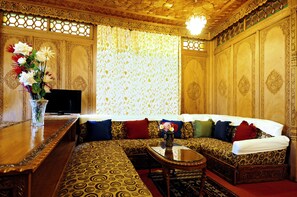 Lobby sitting area - Triumph Houseboats (Srinagar)