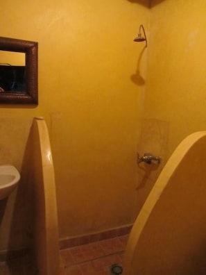 Triple Room | Bathroom | Shower, towels - Auberge Famille Benmoro (Skoura)