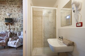 Habitación doble estándar | Baño | Regadera, secadora de cabello, toallas, jabón 