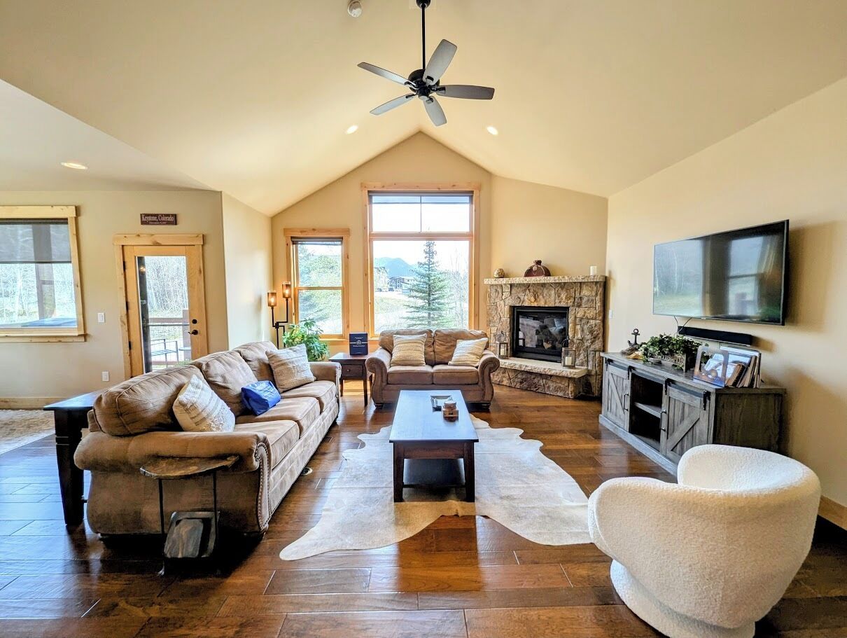 Smart TV, lareira, aparelho de som