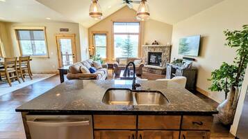 TV connectée, cheminée, chaîne hi-fi