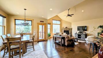 智能电视、壁炉、立体声音响