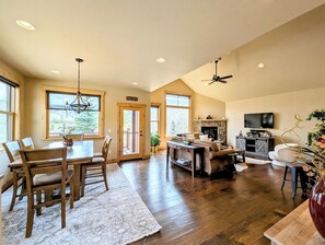 Smart TV, fireplace, stereo