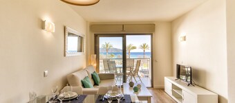 APARTMENT IN CALA MILLOR, Modern, DIRECTLY ON THE BEACH, SEAVIEW, Wifi Incl, up to 4 pers.