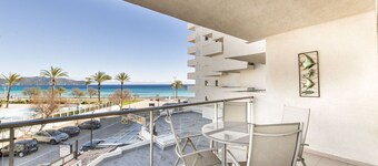 APARTMENT IN CALA MILLOR, Modern, DIRECTLY ON THE BEACH, SEAVIEW, Wifi Incl, up to 4 pers.