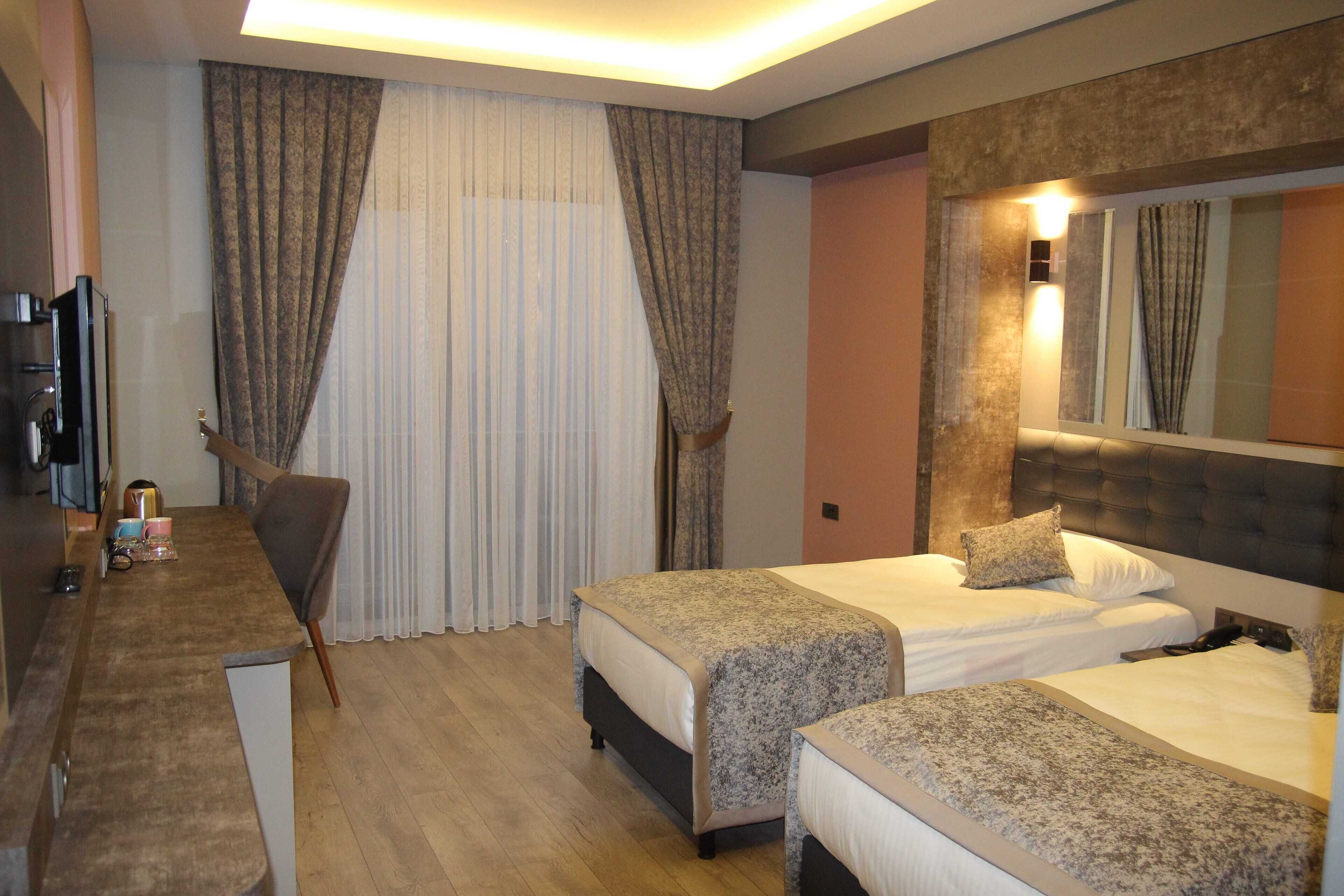 Standard Twin Room | Minibar, in-room safe, laptop workspace, blackout drapes