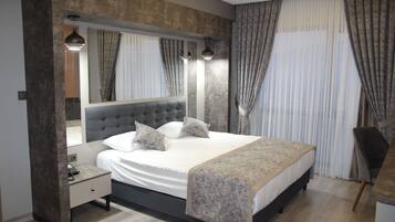Minibar, in-room safe, laptop workspace, blackout drapes