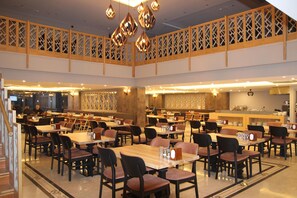 Petit déjeuner et déjeuner servis sur place, spécialités Cuisine turque