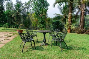 Garden - Crystal Homestay by Vista Rooms (Virajpet)
