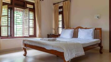 Villa | 4 bedrooms, laptop workspace, iron/ironing board, free WiFi