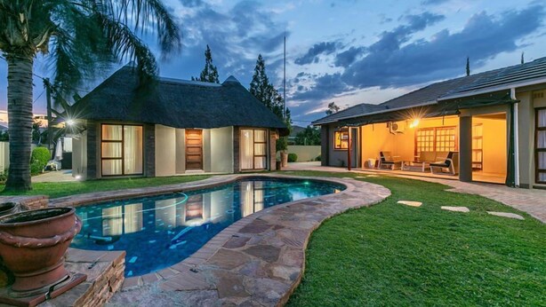Outdoor pool - Orchid Luxury Boutique Guest House (Gaborone)