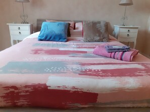 1 bedroom, travel crib, WiFi, bed sheets - House in a house full of life (Saint-Remy-les-Chevreuse)