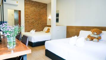 Standard Quadruple Room Type B | Escritorio, sistema de insonorización, wifi gratis y ropa de cama