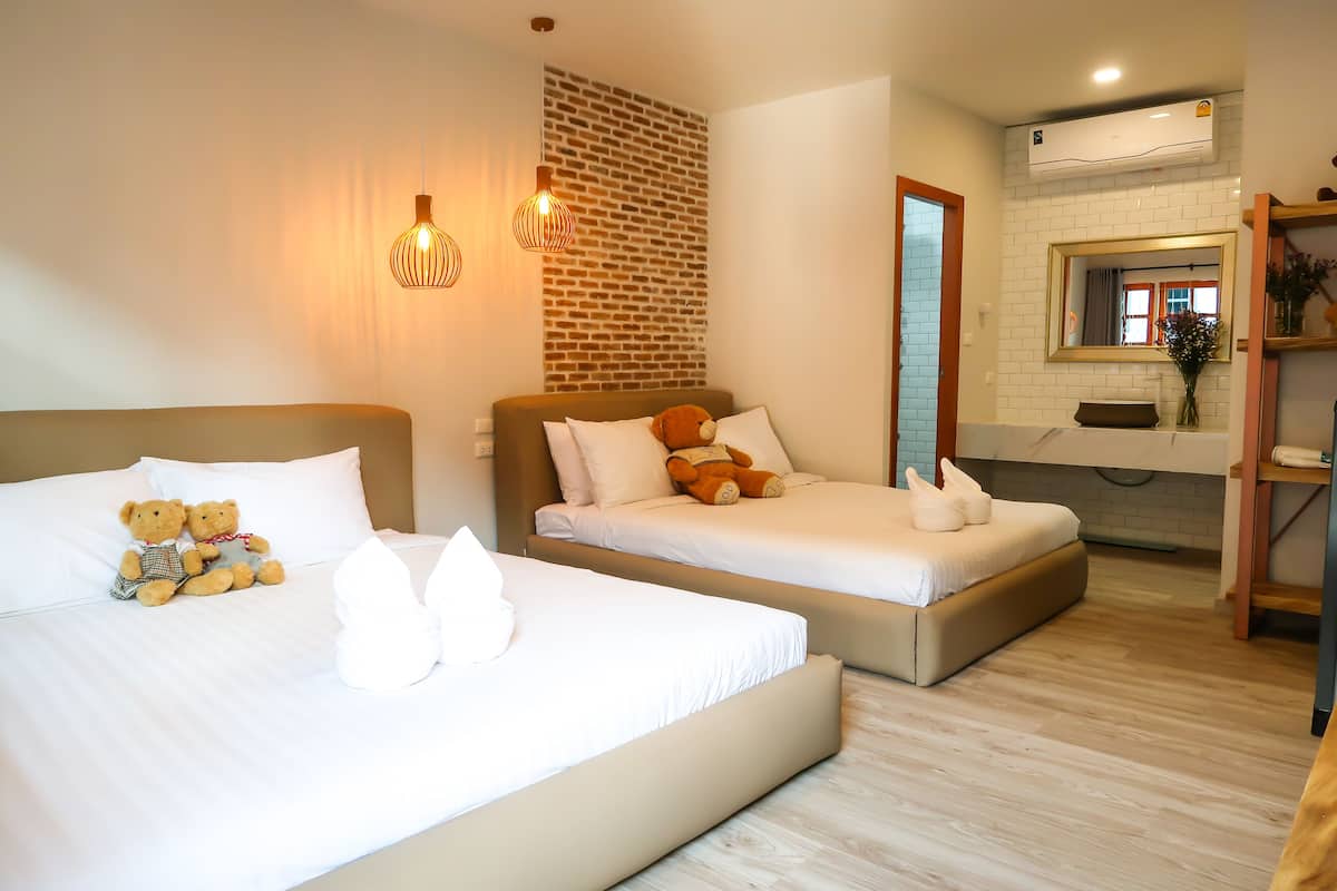 Standard Quadruple Room Type A | Een bureau, geluiddichte muren, gratis wifi, beddengoed