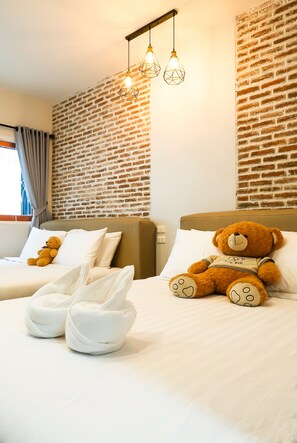 Economy Quadruple Room | Meja, kalis bunyi, Wi-fi percuma, cadar katil 