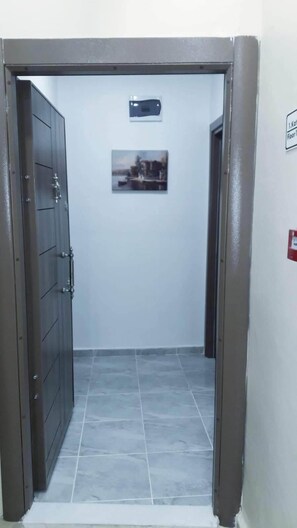 Roupas de cama premium, escrivaninha, espaço de trabalho para notebook