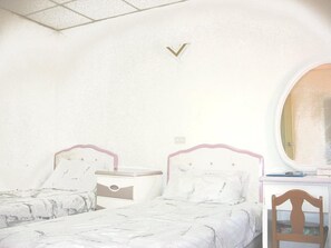 Desk, free WiFi - Xia Xing Inn (Jinhu)