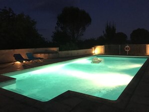 Piscine extérieure (ouverte en saison), chaises longues