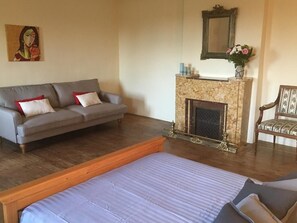 Superior tweepersoonskamer, toegang tot zwembad, uitzicht op tuin | Woonruimte