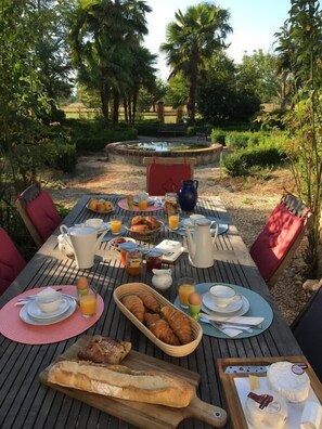 Daily continental breakfast for a fee - Domaine de Menerque (Lisle-sur-Tarn)