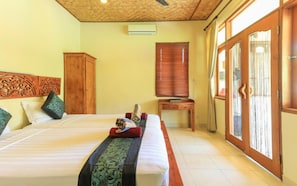 In-room safe, desk, free WiFi