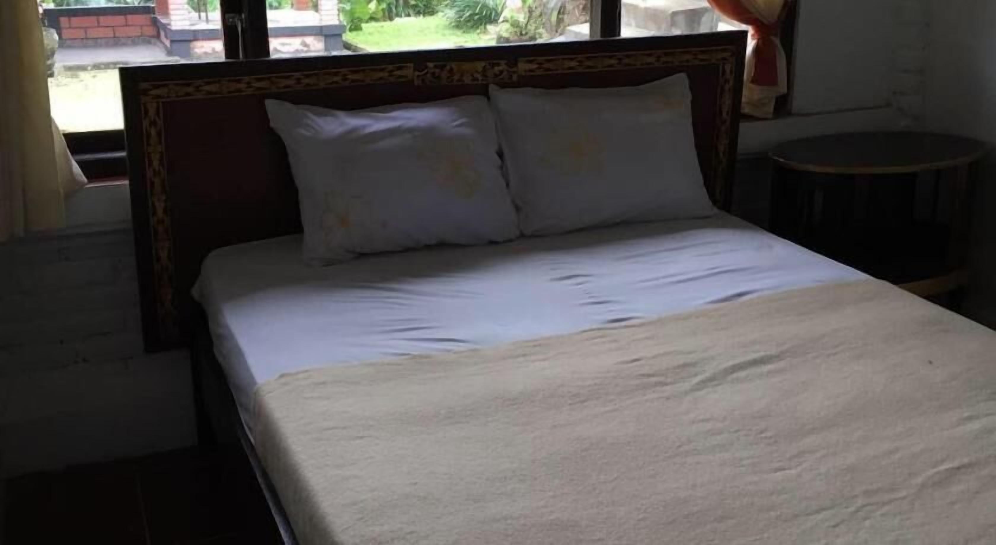 Desk, bed sheets