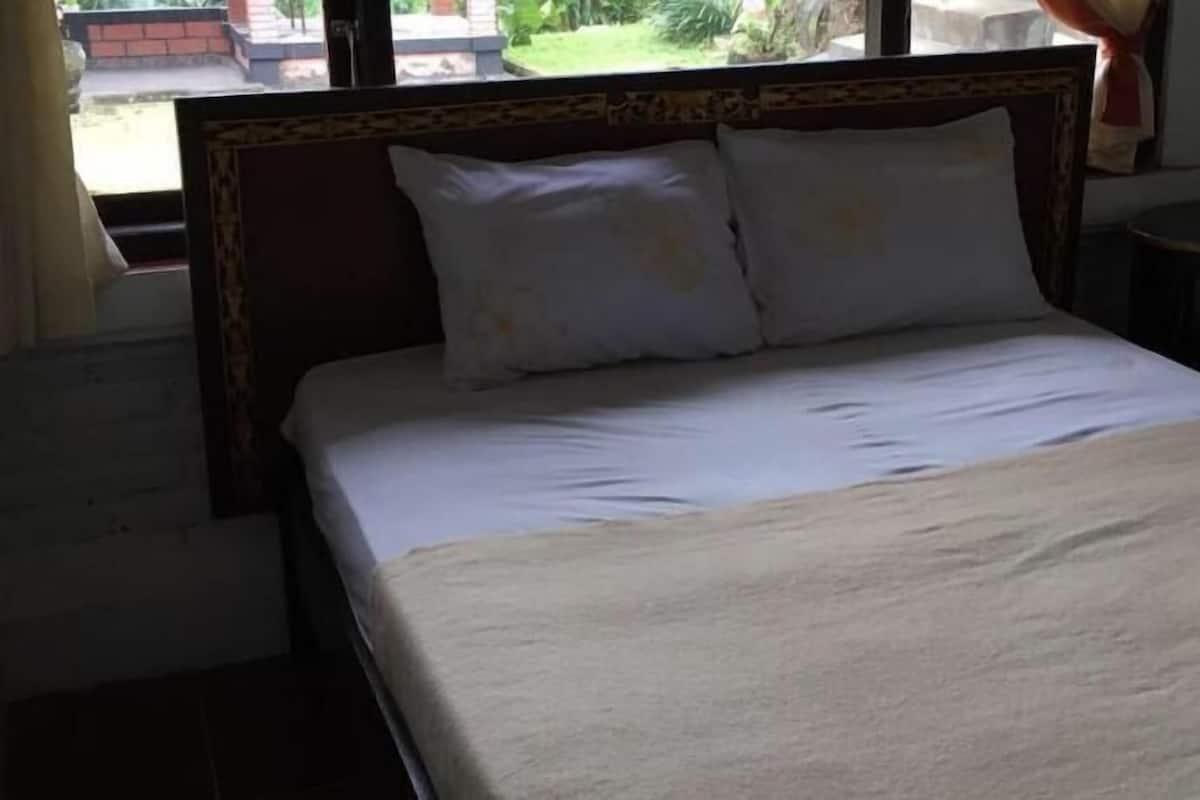 Desk, bed sheets