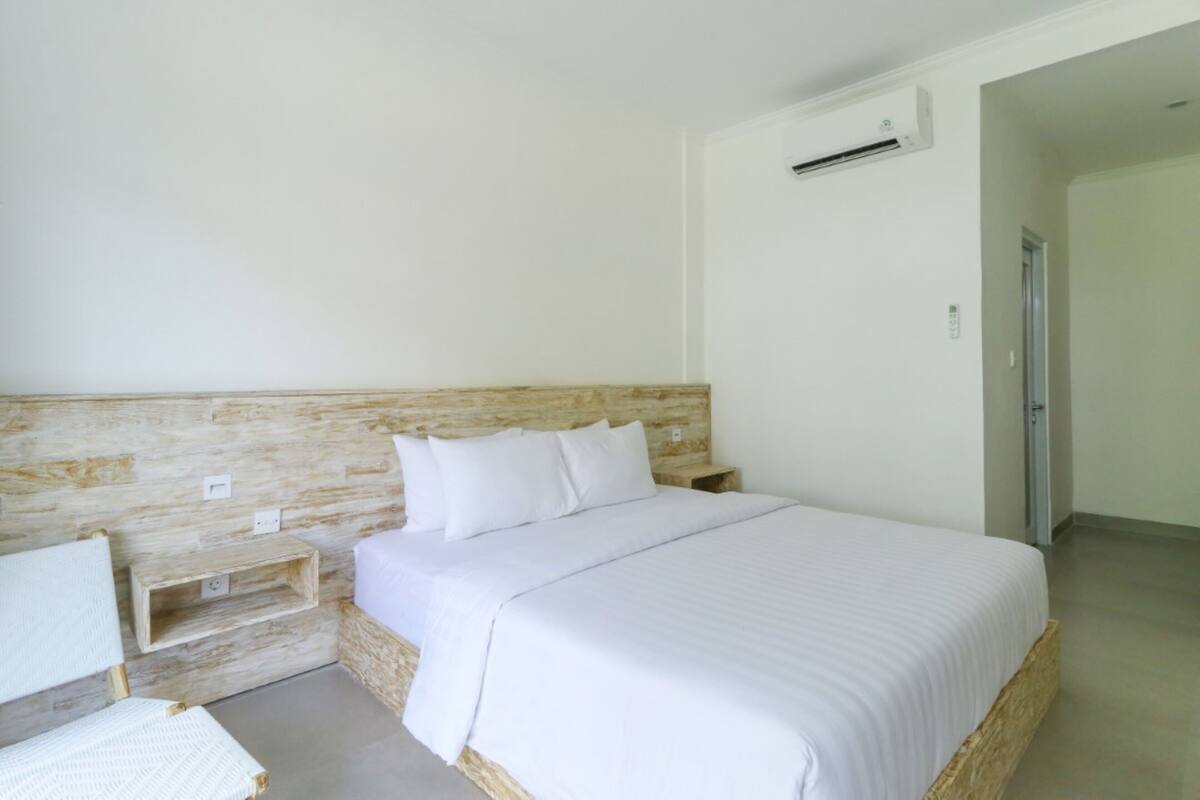 Desk, free WiFi, bed sheets