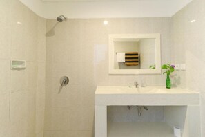 Baño | Ducha, artículos de higiene personal gratuitos y secador de pelo