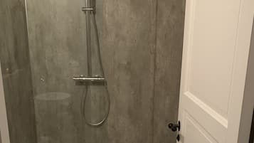 House, 3 Bedrooms | Bathroom | Shower, hair dryer, towels, soap