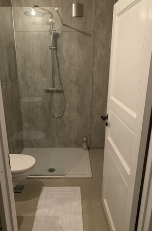 Maison, 3 chambres | Salle de bain | Douche, sèche-cheveux, serviettes fournies, savon