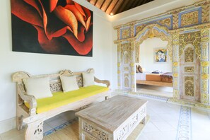 Suite | Sala d'estar | Televisor LCD de 32 polzades amb canals per satèl·lit i televisor 