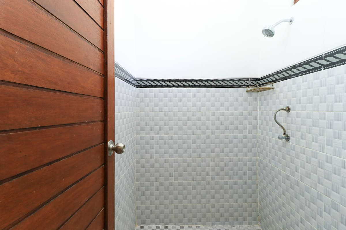 Deluxe-Zimmer | Badezimmer | Dusche, Handtücher