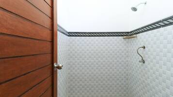 Kamar Deluks | Kamar mandi | Shower dan handuk