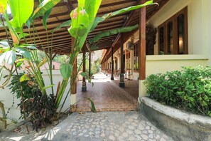 Desk, free WiFi, bed sheets - Kubu Tamu Homestay (Lembongan Island)