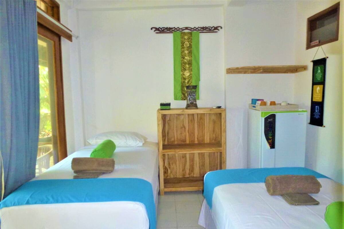 Habitación estándar con 2 camas individuales | Escritorio, wifi gratis y ropa de cama