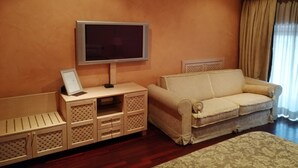 خزنة داخل الغرفة ومساحة عمل للكمبيوتر المحمول وأسرّة أطفال/رضّع (مجانًا)