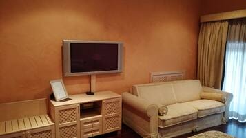 Suite Junior | Una cassaforte in camera, postazione laptop