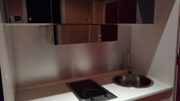 Mini-frigorifero, piano cottura, pentole/stoviglie/utensili