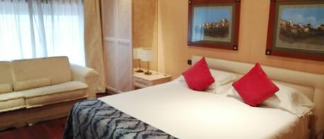 Junior Suite | In-room safe, laptop workspace, free cribs/infant beds, rollaway beds