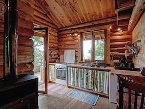 Fridge - Rustic cabin with wood stove - 3 ppl, pets allowed (Saint-Martin-la-Sauveté)
